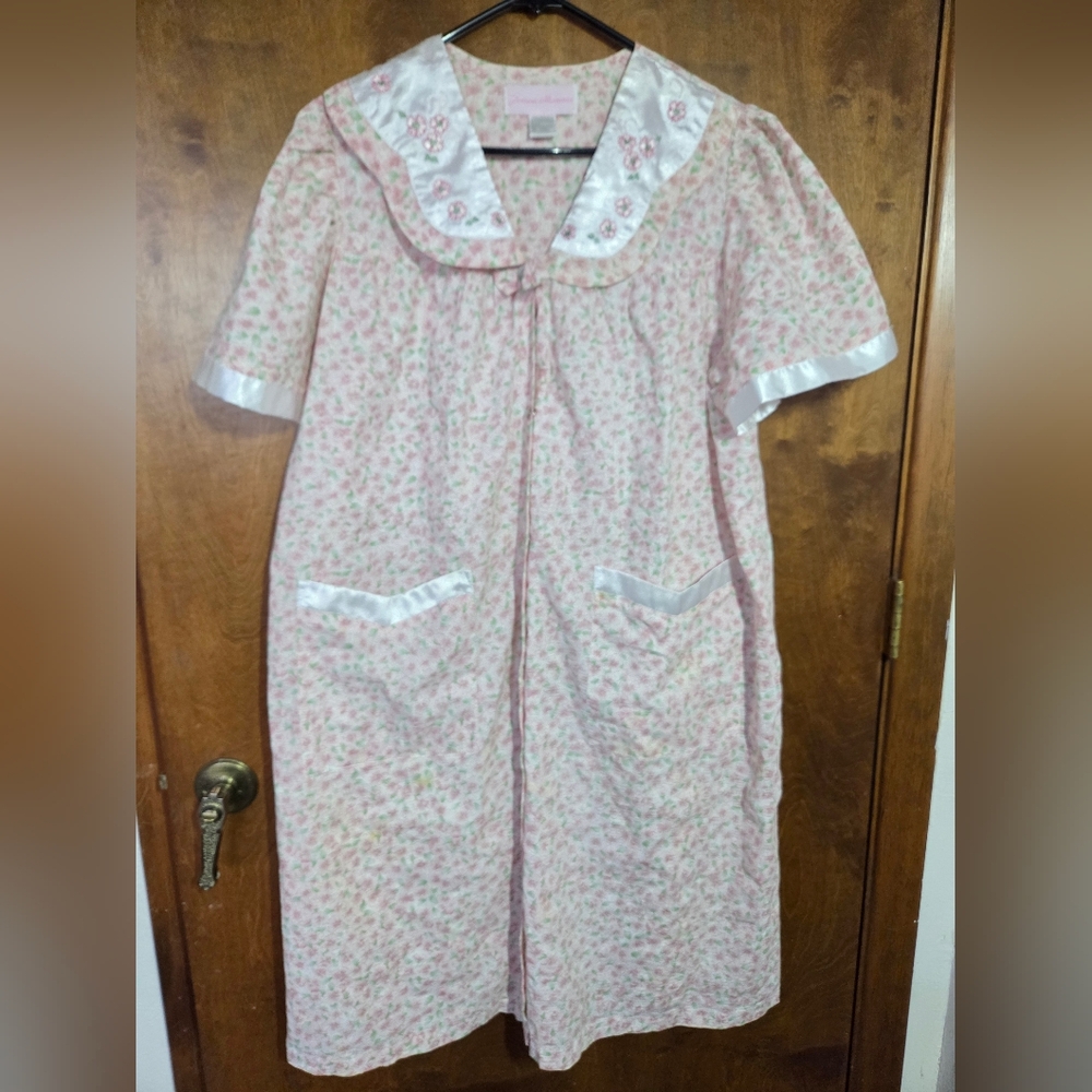 Pleasant Memories Pink Floral Robe House Coat Pearl Snaps Embroidered, Pockets-L